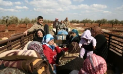 Des civils fuient la ville d'Afrine, dans le nord-ouest de la Syrie, cible d'une offensive turque, le 13 mars 2018