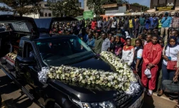 Le corbillard transportant le marathonien kényan Kelvin Kiptum, à la veille de ses funérailles nationales à Eldoret, le 22 février 2024
