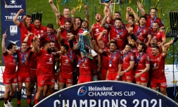 Le demi de mĂȘlĂ©e de Toulouse, Antoine Dupont (c), et ses coĂ©quipiers brandissent le trophĂ©e de la Coupe d'Europe aprĂšs leur victoire en finale face Ă La Rochelle, Ă Londres, le 22 mai 2021