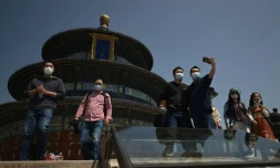 Des Chinois visitent le Temple du Ciel à Pékin, le 1er mai 2022