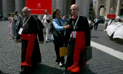 Les cardinaux argentins Angel Sixto Rossi (à gauche) et Aurelio Poli à la sortie d'une congrégation, au Vatican, le 3 mai 2025