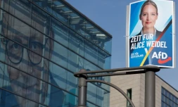 Une affiche électorale de la candidate et co-dirigeante du parti d'extrême droite Alternative pour l'Allemagne (AfD), Alice Weidel (d), devant le siège du parti chrétien-démocrate CDU avec une photo géante de son dirigeant Friedrich Merz sur sa façade, le 24 février 2025 à Berlin