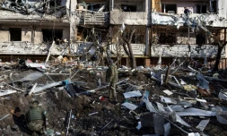 Des soldats ukrainiens dans les décombres d'un immeuble touché par une frappe, à Kiev le 15 mars 2022