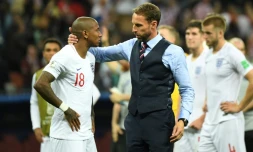 Le sélectionneur de l'Angleterre, Gareth Southgate, consolent ses joueurs après la défaite en demi-finale face aux Croates, le 11 juillet 2018 