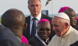 Le pape François (d) salue des dignitaires à son arrivée en Ouganda, le 27 novembre 2015 à Entebbe