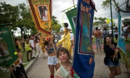 Le groupe "Cordao Do Boitata" lors d'un "bloco" se rend au Sambodrome de Rio, Ă Rio de Janeiro le 17 avril 2022