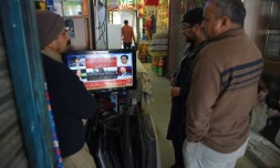 Des Pakistanais regardent les informations à la télévision sur les tensions avec l'Inde, le 27 février 2019 à Islamabad