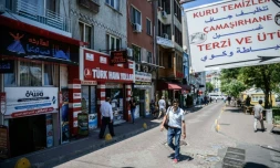 Dans le quartier de Fatih à Istanbul, le 4 juillet 2016, des passants syriens et turcs