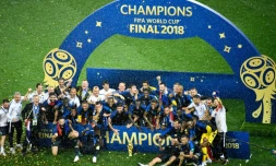 L'équipe de France de football pose avec le trophée (c) au stade Loujniki de Moscou après avoir remporté le Mondial-2018, le 15 juillet 2018 
