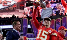 Le quarterback des Kansas City Chiefs Patrick Mahomes brandit le trophée du Super Bowl, le 11 février 2024 à Las Vegas