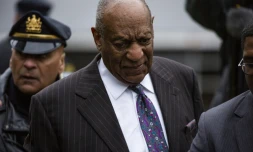 Le comédien Bill Cosby quitte le tribunal de Norristown à l'issue du premier jour de son procÚs pour agression sexuelle, le 9 avril 2018 en Pennsylvanie