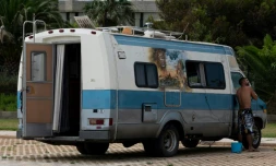 Un homme se rase devant son camping car sur un parking de Castellon, en Espagne, le 4 juillet 2020