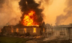 Des maisons en flammes prĂšs de Geyserville, le 24 octobre 2019 en Californie