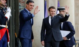 Le président Emmanuel Macron (d) reçoit le Premier ministre espagnol Pedro Sanchez, le 27 mai 2019 à l'Elysée, à Paris