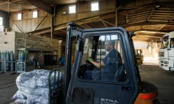 Le fournisseur Frithjof Engelke transporte sur un chariot élévateur des sacs de charbon dans un hangar de stockage de l'entreprise familiale Hans Engelke Energie, le 10 août 2022 à Berlin