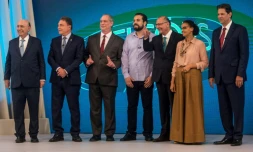 Sept des huit candidats à l'élection présidentielle brésilienne du 7 octobre 2018, lors du dernier débat télévisé de la campagne, le 4 octobre. Le favori, Jair Bolsonaro, était absent, ayant invoqué des raisons médicales, qui ne l'ont pas empêché de donner une interview télévisée au même moment depuis son domicile
