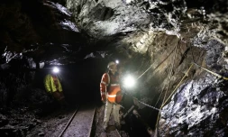Le PDG d'Alba, George Frangeskides, inspecte la roche à l'intérieur de la mine de Clogau-St David's, au pays de Galles, le 27 mars 2025