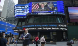 Un grand écran à Times Square montre Andrew Cuomo annonçant sa démission, le 10 août 2021