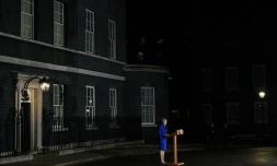 La Première ministre britannique Theresa May s'adresse aux médias devant le 10, Downing Street, le 16 janvier 2019