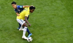 Le milieu de terrain de la Colombie, Carlos Sanchez (à dr.) face au Japonais Shinji Kagawa (à g.) , pendant le 1er match de la Colombie du Mondial Russe à Saransk le 19 juin 2018