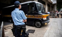 Un véhicule de l'administration pénitentiaire quitte les locaux de la Haute Cour de Hong Kong après que le militant pro-démocratie Tong Ying-kit a été condamné pour terrorisme et incitation à la sécession, le 27 juillet 2021