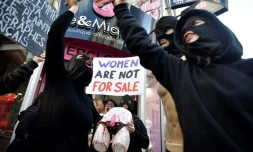 Des membres du collectif féministe "Les Amazones" participent à une action devant le sex-shop "Jacquie et Michel" pour dénoncer les condition des femmes dans l'industrie pornographique, à Paris, le 19 février 2022
