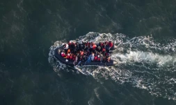 Des migrants sur un canot tentent de traverser la Manche le 16 septembre 2023
