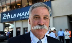 Le patron américain de la Formule 1, Chase Carey pose avant le départ des 24 heures du Mans, le 17 juin 2017 au Mans