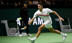 Roger Federer face au Néerlandais Robin Haase en quart de finale du tournoi de Rotterdam, le 16 février 2018 