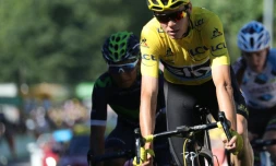 Le Colombien Nairo Quintana (g) et le maillot jaune du Tour de France Christopher Froome, lors de la 15e étape, le 17 juillet entre Bourg-en-Bresse et Culoz