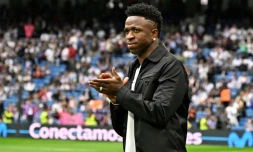 L'attaquant brésilien du Real Vinicius, victime de racisme trois jours plus tôt à Valence, remercie ses coéquipiers et les spectateurs avant le match contre le Rayo Vallecano, le 24 mai 2023 au stade Santiago-Bernabeu de Madrid 