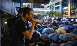 Un homme harangue la foule lors d'une manifestation dans le centre-ville de Hong Kong, le 2 août 2019