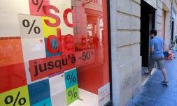 Un magasin affichant les soldes, le 24 juin 2015 à Bordeaux