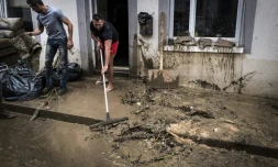 Nettoyage à Chaponnay près de Lyon après l'orage, le 8 juin 2018