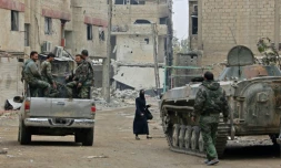 Des forces syriennes se massent aux abords de Douma, dernière poche rebelle dans la Ghouta orientale près de Damas, le 28 mars 2018
