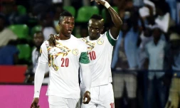 L'attaquant Sadio Mané (d) fête son but, pour le Sénégal face au Zimbabwe, avec l'attaquant Keita lors de la CAN, le 19 janvier 2017 à Franceville