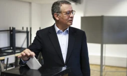 Le socialiste Antonio José Seguro, favori de la présidentielle au Portugal, vote le 8 février 2026 à Caldas da Rainha, au nord de Lisbonne