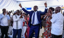 Le président élu du Gabon Brice Clotaire Oligui Nguema (Centre) lève les doigts au ciel, le 13 avril 2025 à Libreville, lors de l'annonce des résultats de l'élection présidentielle qui a mis fin à 19 mois de transition dans le pays