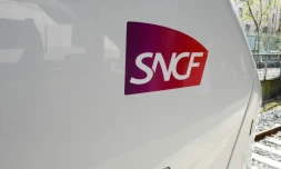 Bientôt concurrencée par d'autres compagnies sur le réseau ferré français, la SNCF veut faire oublier ses presque 80 ans et entame sa mue, espérant que la feuille de route du nouveau gouvernement collera à ses orientations.