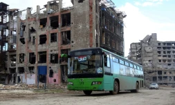 Un bus transportant des Syriens vers les anciens quartiers rebelles d'Alep le 3 décembre 2016