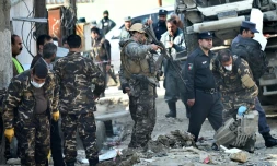 Les forces de sĂ©curitĂ© afghane enquĂȘtent Ă la suite d'un attentat Ă la voiture piĂ©gĂ©e, le 28 novembre 2015 Ă Kaboul