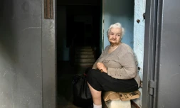 Galyna Tchorna dans un immeuble endommagé par des bombardements russes à Saltivka, à Kharkov, dans l'est de l'Ukraine, le 29 juillet 2022