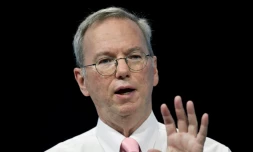 Eric Schmidt, président du conseil d'administration d'Alphabet, maison-mÚre de Google, à Paris le 15 juin 2017
Executive Chairman Alphabet Inc. Eric Schmidt gestures as he speaks during a session at The Viva Technology Event in Paris on June 15, 2017.