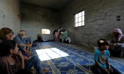 Une famille syrienne fuyant les combats dans le centre-ville de Raqa, réfugiée dans le quartier de Sabahiya, le 14 août 2017