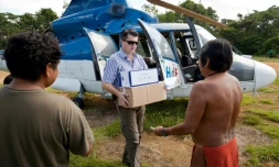 Un fonctionnaire apporte du matériel électoral le 16 juin 2012 au village amérindien des Trois Sauts en Guyane Française