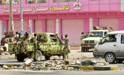 Des forces de sécurité soudanaises postées dans un rue de la capitale Khartoum, le 9 juin 2019
