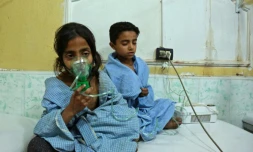 Des enfants syriens soignés dans un hôpital de campagne après des accusations d'attaque chimique par le régime sur la région de Chifouniyé dans la Ghouta orientale, le 25 février 2018