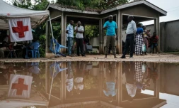 Des membres de la famille et des amis attendent des nouvelles de leurs proches dans la forêt de Shakahola, au Kenya où plus de 90 corps ont été exhumés jusqu'à présent à la morgue de l'hôpital du sous-comté de Malindi à Malindi le 26 avril 2023
