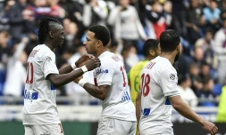 Les deux buteurs de Lyon Bertrand Traoré (g) et Memphis Depay jubilent lors de la victoire 2-0 face à Nantes le 28 avril 2018