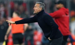 L'entraîneur du Paris Saint-Germain Luis Enrique donne des consignes sur le terrain à ses joueurs lors du déplacement à Munich contre le Bayern, en Ligue des champions, le 26 novembre 2024 